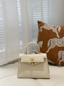 กระเป๋า Kelly หนังวัวพิมพ์ลายปาล์มระดับสูง สีชมพูและม่วง แฟชั่นกระเป๋าถืออเนกประสงค์ กระเป๋าสะพายไหล่หรูหราเบาสำหรับผู้หญิง