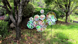 กังหันสะท้อนแสงในสวนพร้อมเดิมพันอุปกรณ์ไล่นกตกแต่งสวนดอกไม้กังหันลม SparklysPinwheel