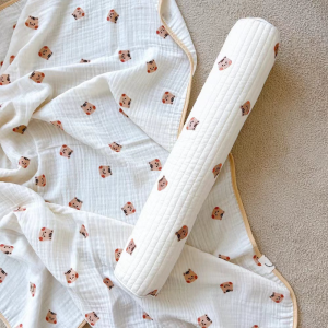 ป้องกันปลอดภัยเด็กแรกเกิดนุ่มป้องกันการชนกันของเด็กทารกหมอนอิงหมอนปักลายแบบเกาหลีกันชนสำหรับเตียงเด็ก Comfort 60ซม.