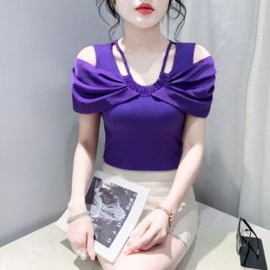 แฟชั่นแขนสั้นอุตสาหกรรมหนักลูกปัดคอวีเสื้อยืดผู้หญิง 2025 ใหม่ความรู้สึกปิดไหล่เชือกแขวนคอเสื้อยืดสไตล์ตะวันตกบางเฉียบ