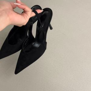 Free Shipping Vintage Niche High-Heeled Shoes Closed-Toe Height-Increasing Sandals New Early Spring Style Elegant Pointed Toe