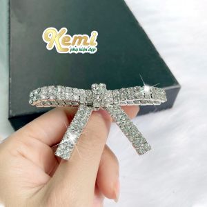 Ghim nơ cài áo chữ đại đính kết đá tỉ mỉ hàng cc