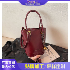 [Candy style] Super fire portable bucket bag womens 2025 new winter niche retro versatile commuter shoulder messenger bag