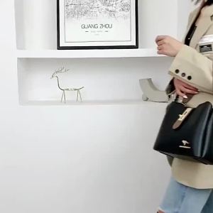 จิงโจ้กระเป๋าถังหนังแท้2022สไตล์ใหม่ความจุขนาดใหญ่สุภาพสตรีแฟชั่นบรรยากาศกระเป๋า ผู้สื่อสาร