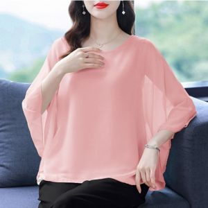 Áo blouse trắng tay ngắn cổ tròn kiểu dáng trang trọng dành cho nữ có nhiều kích cỡ tay áo có đường gợn sóng.