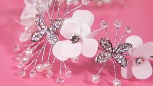 วิลโบนด์ 4 ชิ้น ที่คาดผมดอกไม้สำหรับเด็กผู้หญิง อุปกรณ์เสริมผมดอกไม้สำหรับเด็กผู้หญิง ที่คาดผมแต่งงานสีเงิน ที่คาดผมเจ้าหญิงคริสตัลและไข่มุกสำหรับงานแต่งงาน วันเกิด งานเลี้ยงรับศีลครั้งแรก และการถ่ายภาพ