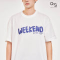 Gentle Styles เสื้อยืดคอกลม พิมพ์ลายกราฟฟิค Weekend ทรง Oversized ผลิตจากผ้าฝ้าย เนื้อผ้าคงรูปกำลังดี ให้ผิวสัมผัสเนียนนุ่ม (Summer 2024 – Extended). 