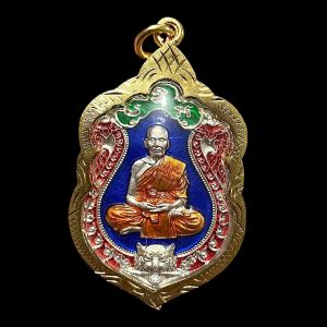 K891 เหรียญหลวงพ่อพัฒน์ หลวงพ่อพัฒน์ วัดห้วยด้วน รุ่น อำนาจ โชคลาภ บารมี เนื้อโลหะ ชุบ เงิน ลงยา เลี่ยม กรอบทองไมครอน ฉลุลาย ขนาด 4.5x3 cm. วัตถุมงคล พร้อมส่ง