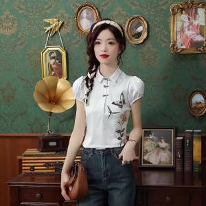 เสื้อสตรีทรงเสื้อฝ้ายแท้คอพับกระดุมแผ่นดิสก์แขนสั้นลายดอกไม้สีขาวจีนใหม่ AMMIN2024ฤดูร้อน
