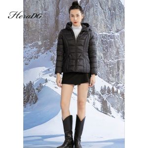 [Voucher 15% MOV 199K cap 100KÁo khoác phao nữ mùa đông siêu nhẹ HeraDG dáng ngắn form ôm kèm mũ và túi chéo chất liệu gió Polyester cao cấp WJKBA08