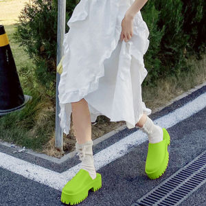 NQshop สุดว้าว รองเท้าแตะแฟชั่นทรงหัวปิด ใช้ยางคุณภาพดี พื้นรองเท้ามีกันลื่น แถมยังเสริมเสริมส้นอีกด้วย เหมาะกับสาวสายแฟชั่นสุดๆ