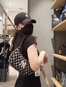 (Auth Tuồn Chính Hãng) Túi Đeo Vai M L B Trẻ Trung Cá Tính Canvas Siêu Xinh Xắn Size 22cm Kèm Túi Giấy Hãng