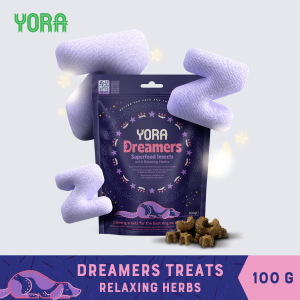 YORA Dreamers Baked Dog Treats 100 g โยรา ดรีมเมอร์ส ขนมบิสกิตสำหรับสุนัข ส่วนผสมจากโปรตีนจากแมลง รากวาเลเรี่ยน เลมอนบาล์ม และคาโมมายล์