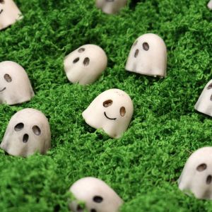 AINACHU Cute Halloween Ghost Decoration Mini Resin Joy Garden Ghost Ornament Joyful Creative Skull Statue Decorations Flower Pot Decoration