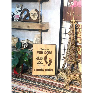 Tranh gỗ 3D cắt lớp – Hành trình vạn dặm bắt đầu bằng một bước chân “Hành trình vạn dặm bắt đầu bằng một bước chân” là thông điệp vượt thời gian nhắc nhở chúng ta rằng mọi điều vĩ đại đều bắt đầu từ những hành động giản đơn đầu tiên. Dù con đường phía