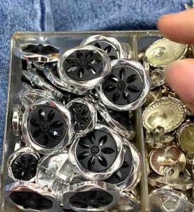 5 nút vét họa tiết nổi.