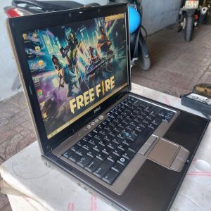 Laptop Dell ram 3G rom 250G màn hình 14 in đầy đủ phụ kiện bảo hành 1 năm