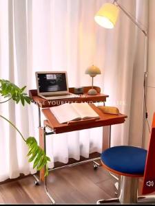 Elevating computer solid wood computer desk home workbench bedroom mobile office bedside desk