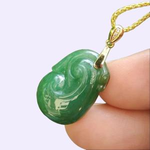 Myanmar Green Ruyi Pendant – Heirloom-Quality Jadeite 18K Gold & Diamonds (GD2203H017670 Sku: 18kp108)