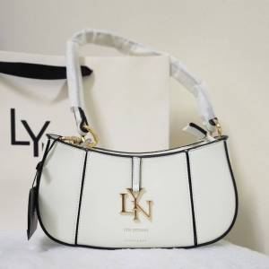 กระเป๋าสะพายข้าง LYN HOBO ทรงพอช รุ่นใหม่   ทรงสวย คล้องไหล่ เเละ สะพายข้าง มีถุงผ้า และป้ายราคา