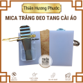 Mica đeo tang cài áo màu trắng, đen bền, tiện lợi.