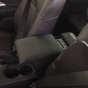 Hộp tỳ tay Xpander bệ tỳ tay Xpander tích hợp cổng USB  màu đen và kem Kibbet  - Santocar