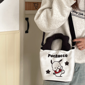 👜 กระเป๋าถืองานผ้า พกพาออกงานได้สะดวก การ์ตูน งานแท้ มีทั้งหมด 5 ลาย มีกระดุมติดปากกระเป๋า หูจับหนานุ่ม ขนาด 24×20×13 cm