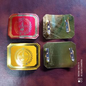 Pin tanda topi baret lengkung pengalang-penegak