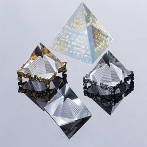 GONUUWGL ตกแต่งรูปทรงเรขาคณิต เครื่องประดับพีระมิดพระคัมภีร์ มินิมินิ สามเหลี่ยมแอลอีดี เครื่องประดับเดสก์ท็อป ของขวัญวันเกิดของขวัญ ง่ายๆ งานฝีมือพีระมิดคริสตัล รถสำหรับรถ