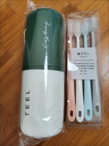 Hộp đựng bàn chải đánh răng đi du lịch tiện lợi  tặng kèm 4 bàn chải đánh răng