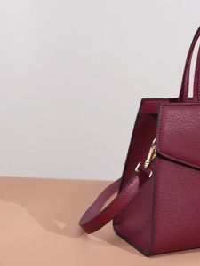 Genuine leather womens handbag with pebbled leather and clasp urban minimalist medium-sized shoulder and crossbody commuter bag
