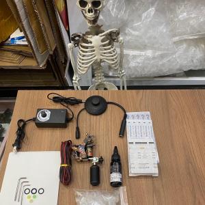 Bộ 1 máy xăm hình kèm 1 mực xăm trên da người