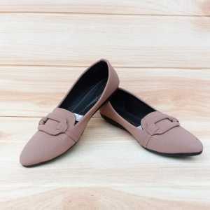 Sepatu Wanita Dewasa & Slip On Kekinian 2022: Desain Simple, Bahan Berkualitas & Nyaman Digunakan