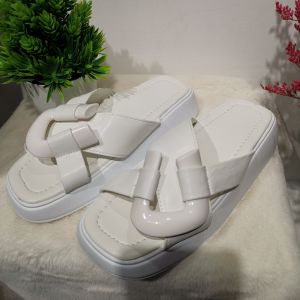 (สินค้ามีตำหนิ สีถลอก ไม่มีผลต่อการใช้งาน)รองเท้าแตะแฟชั่นผู้หญิง ใส่สบายทรงสวยไม่กัดเท้า ดีไซน์หรูหรา พื้นนุ่ม วัสดุแข็งแรง (ภาพถ่ายสินค้าจริง) #sy47