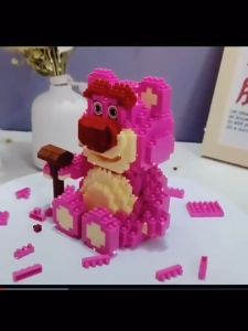 Blok Binaan 🧸草莓熊微颗粒积木 Strawberry Bear Building Blocks 立体拼装益智玩具可爱桌面摆件 Creative Educational Kids Toy