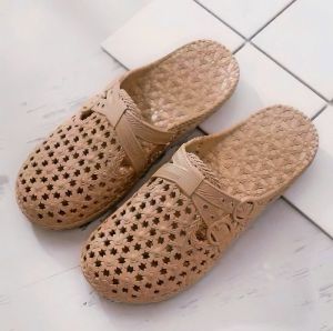 Giày sục lỗ nữ nhựa dẻo êm chân chống trượt đi mưa đi làm công sở siêu bền S001 Maipy (Đen Kem Nâu)