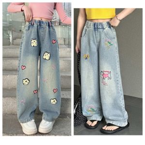 130-160cm กางเกงยีนส์เด็กผู้หญิง กางเกงขากว้างแบบสปอร์ต เอวยางยืด แฟชั่นเวอร์ชั่นเกาหลี ลวดลายและสีที่หลากหลาย 【จัดส่งจากประเทศไทย】