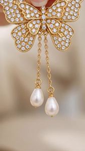 Crystal Butterfly Flower Brooch Pearl Drop Chain Tassel Rhinestone Anti Exposure Clothing Pin Elegant Fashion Accessory for Women