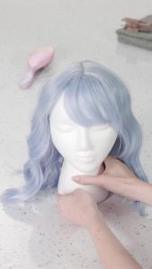 วิกผมบ็อบสั้นสีฟ้าอ่อน LANICE พร้อมหน้าม้าสำหรับผู้หญิง ผมหยักศกยาวถึงไหล่ วิกผมสังเคราะห์หลากสีสำหรับคอสเพลย์และงานปาร์ตี้ประจำวัน (สีฟ้าอ่อน，12 นิ้ว)