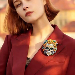 YOUSHI TOP Rhinestone Skull Brooch Floral Design Enamel Hallowmas Lapel Pin Baroque Luxury 2-Color Floral Skull Badge Pin Halloween