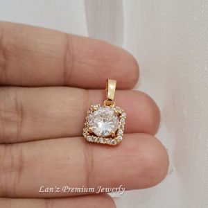 Liontin Solitare iLonna Kristal Berlian Titanium Emas 22K