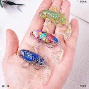 [COD] PkYeG หินคริสตัลกรวดนำโชครูปปั้นปลา KOI เรซิ่นขนาดเล็กควอตซ์แฟนซีรูปปั้นปลาคาร์พตกแต่งบ้านของขวัญประดับโต๊ะ