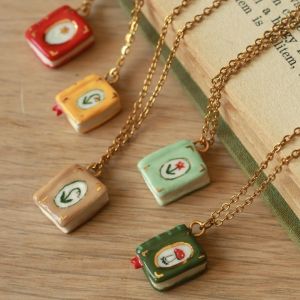 MIRELAE Dây xích làm bằng thép không gỉ. Dây chuyền sách Dầu nhỏ giọt Mạ vàng 18K bằng công nghệ PVD. Dây chuyền dây chuyền bằng gốm sứ Cổ điển Chống thấm nước Vòng cổ sách vẽ tay dành cho phụ nữ