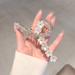 Korean Style Hair Clips for Women Flower Shiny Diamond Hair Clip Delicate Ponytail Hair Claw Clip Back Head Shark Clip Luxury Hair Pin Hair Accessories