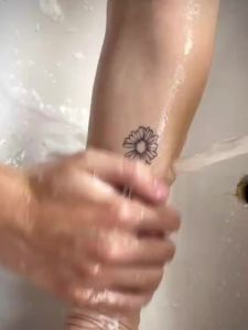 Thiết kế văn bản Hình xăm tạm thời Chống thấm nước & Kéo dài 1-2 tuần Nghệ thuật cơ thể bán vĩnh viễn cho nam và nữ