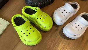 [Free Shipping] Womens Clogs Height-Increasing Closed-Toe Sandals Outdoor Wear Beach-Friendly Non-Slip Wear-Resistant Thick-Soled Trendy Cartoon Design.