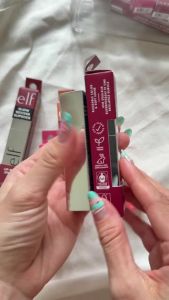 Son bóng ELF elf Glow Reviver Slip Stick Tinted Lip Oil Son Bóng Dạng Thỏi Có Màu Dưỡng Ẩm Môi. - Tạo hiệu ứng bóng nhẹ: Giúp môi trông căng mượt và có sức sống hơn mà không quá bóng. 🔹 Chất son mượt mà: Dễ dàng lướt trên môi hỗ trợ hạn chế cảm g