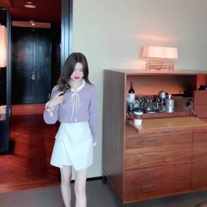 ชุดเดรสฉบับภาษาเกาหลี คอวีลูกไม้ฝรั่งเสื้อสตรีผ้าฝ้ายแขนยาวขรูดินไซน์กับโบว์หูกระต่ายเสื้อหรู หรือ ไม้ผลิ 2024