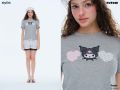 (จัดส่งภายใน35-60วัน) STYLIST | KUROMI Edition - Regular Tee Triple Heart Grey เสื้อยืดพอดีตัว คุโรมิ. 