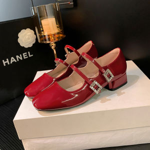 ⚡Amandad Stores⚡รองเท้าแมรี่เจนแฟชั่น rhinestone สำหรับผู้หญิง รองเท้าส้นสูงหัวเข็มขัดสแควร์หนา รองเท้าหนังผู้หญิงที่สง่างาม รองเท้าแต่งงานสีแดง